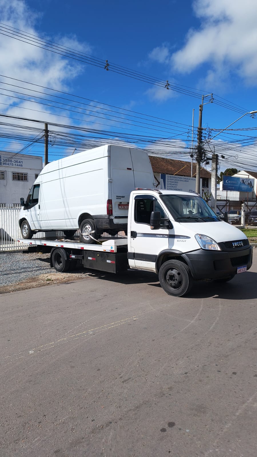 Van Ford Transit transportada pela Flash Fretes Guinchos