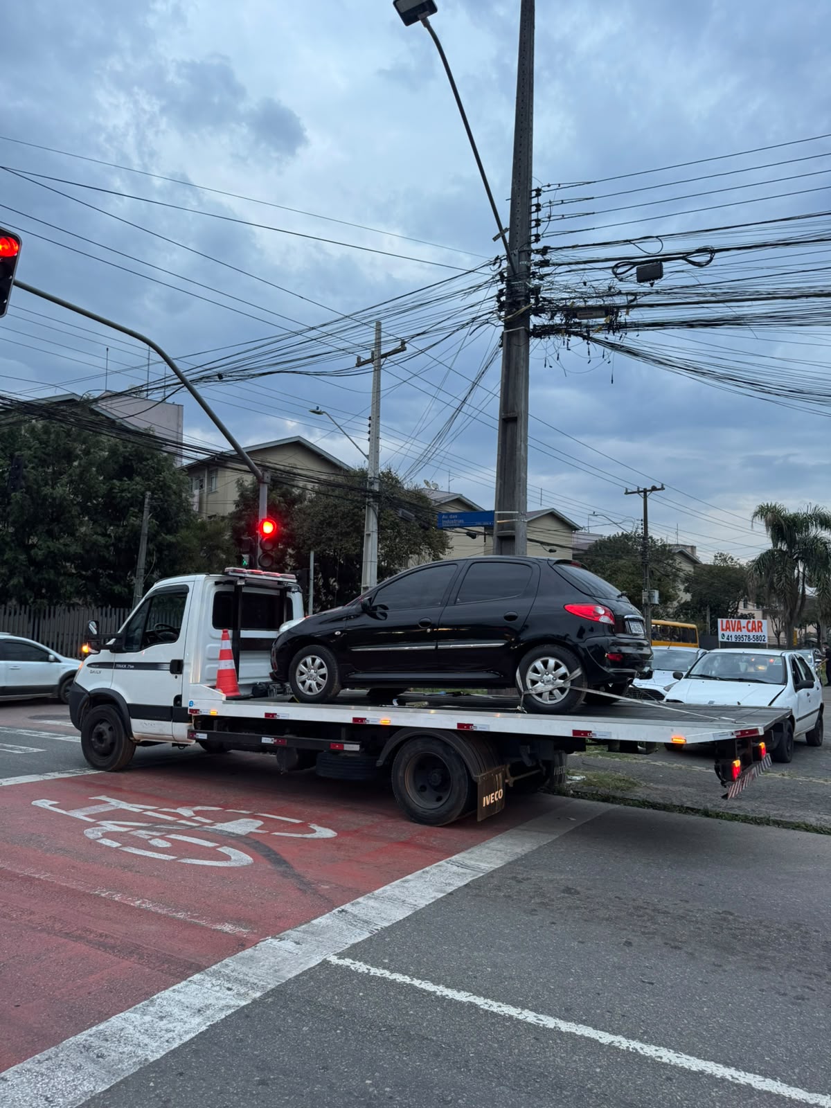 Peugeot 206 sendo resgatado em cruzamento de Curitiba