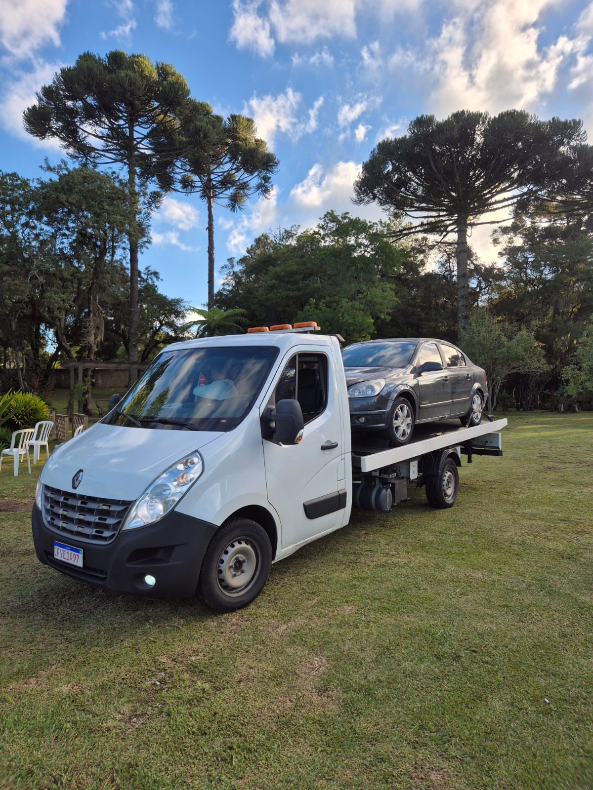 Sedan Vectra transportado pela plataforma da Flash Fretes Guinchos