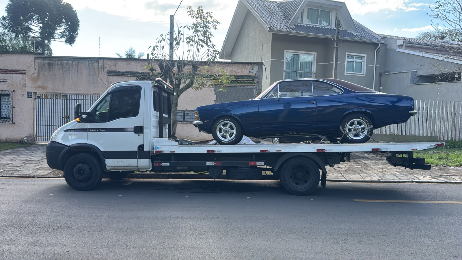 Chevrolet Opala clássico sobre a plataforma de reboque